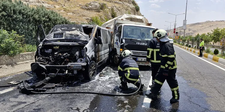 Mardin’de seyir halindeki ticari araç alevlere teslim oldu