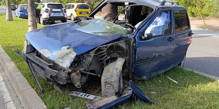 Palmiyeye çarpan araç sürücüsü hayatını kaybetti