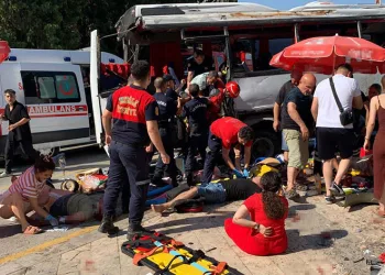 Freni boşalan tur otobüsü dehşet saçtı
