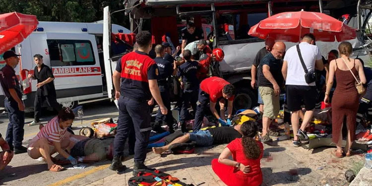 Freni boşalan tur otobüsü dehşet saçtı