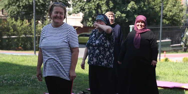 Bağcılar’da yaşlılar kahkaha seansında doyasına eğlendi