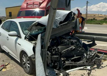 Elazığ’da otomobil bariyerlere saplandı