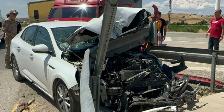 Elazığ’da otomobil bariyerlere saplandı