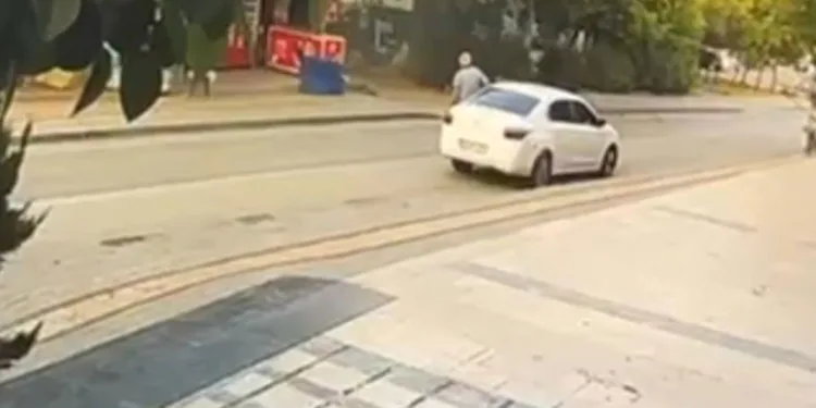 Bursa’da göz göre göre otomobili çaldılar