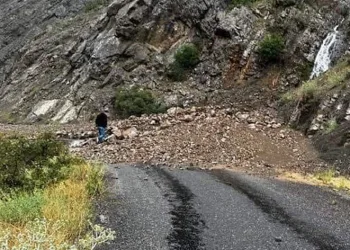 Erzurum’da sel nedeniyle yol çöktü