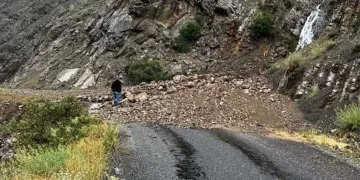 Erzurum’da sel nedeniyle yol çöktü