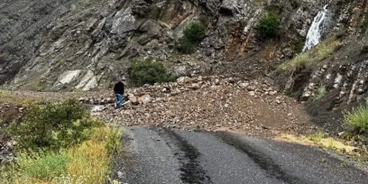 Erzurum’da sel nedeniyle yol çöktü