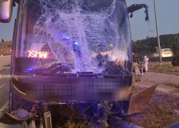 Afyonkarahisar’da otobüs bariyerlere çarptı