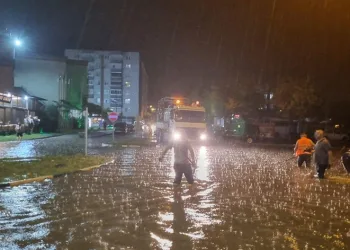 Çarşamba’yı sel aldı, ekipler arı gibi çalıştı