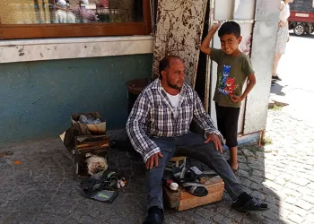 Sıcağa rağmen ekmek parası peşindeler