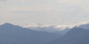 Sis bulutları Kivi Dağı’nda şelale görüntüsü oluşturdu