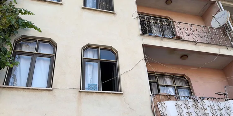 Anayasa Mahkemesi Başkanının torunu 2. kattan düştü