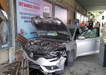 Pendik’te 4 aracın karıştığı kazada bir araç durağa daldı