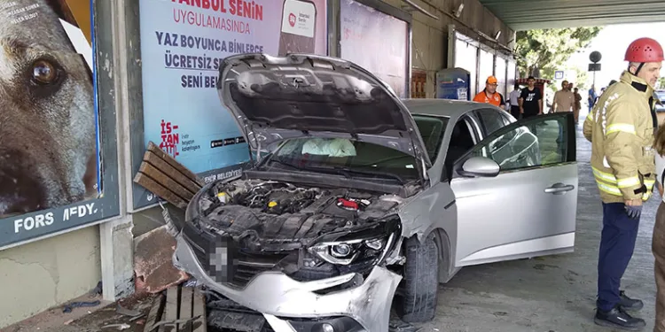 Pendik’te 4 aracın karıştığı kazada bir araç durağa daldı