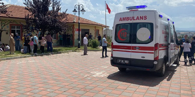Kur’an kursunda üstlerine alçı tavan düştü