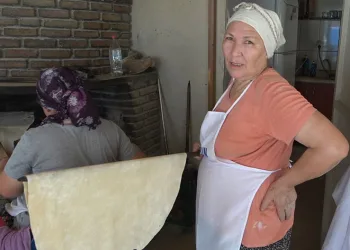 Sıcak havaya aldırmadan ekmek üretiyor