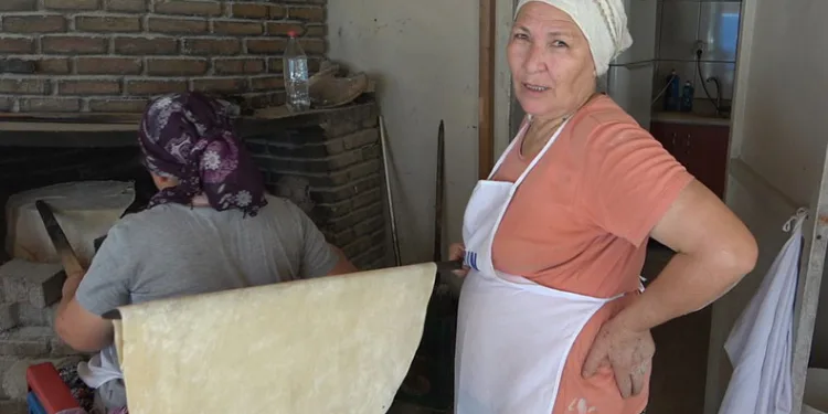 Sıcak havaya aldırmadan ekmek üretiyor