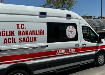Otomobilde fenalaşan genç kız hastaneye kaldırıldı
