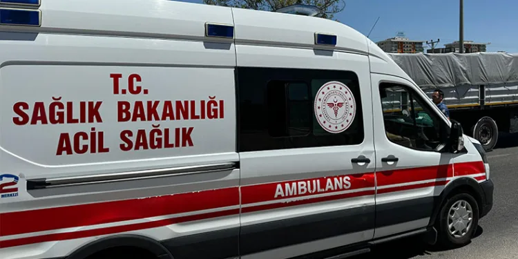 Otomobilde fenalaşan genç kız hastaneye kaldırıldı