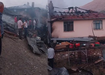 2 katlı ahşap ev yanarak kullanılamaz hale geldi