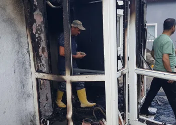 Elektrik panosundan çıkan yangın eve sıçramadan söndürüldü