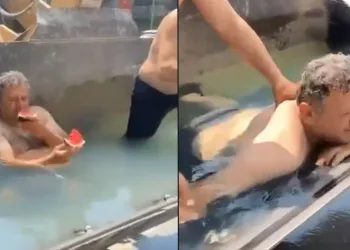 Sıcaktan bunalan işçiler, kepçeyi havuza çevirdi