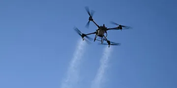 Gurbetçilerin üzerine drondan gül suyu serptiler