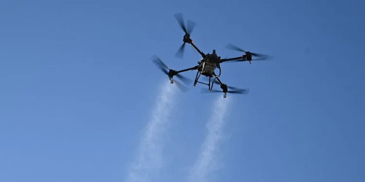 Gurbetçilerin üzerine drondan gül suyu serptiler