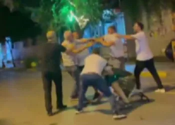 İzmir’de yumruk yumruğa kavga kamerada