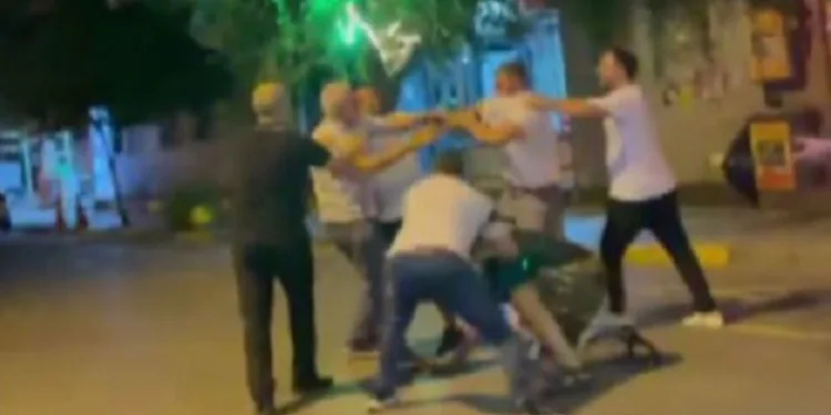 İzmir’de yumruk yumruğa kavga kamerada
