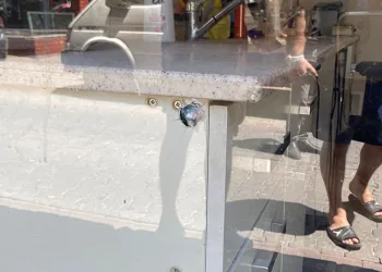 Camdaki çatlaklar polis ekiplerini harekete geçirdi