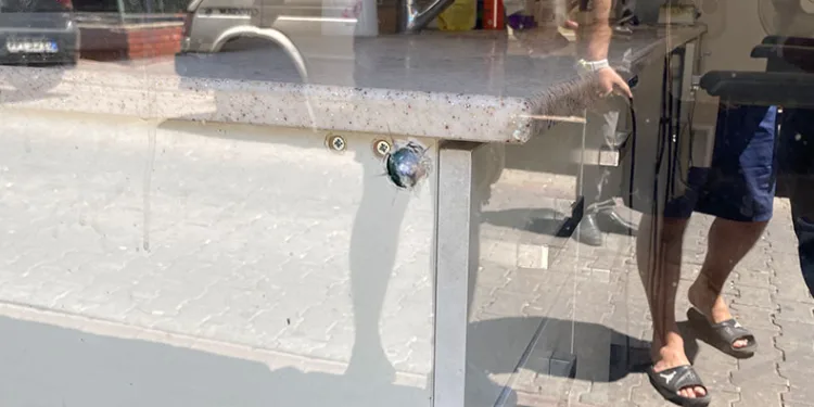 Camdaki çatlaklar polis ekiplerini harekete geçirdi