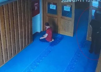 Çaldığı ayakkabıyı pantolonunun içine sakladı