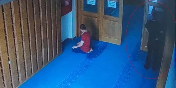 Çaldığı ayakkabıyı pantolonunun içine sakladı