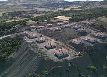 Depremzedeler için yapılan köy konutlarının inşası sürüyor