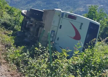Türkeli’de servis otobüsü devrildi