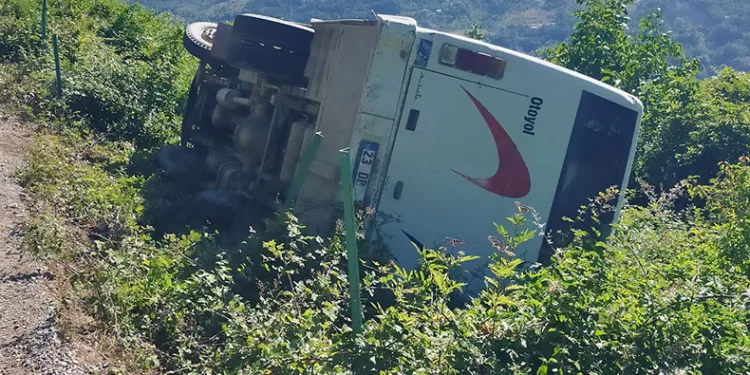 Türkeli’de servis otobüsü devrildi