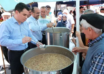 Başkan Tayır, vatandaşlara aşure dağıttı