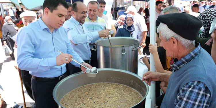 Başkan Tayır, vatandaşlara aşure dağıttı
