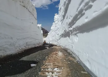 8 metrelik karda yol açma çalışması