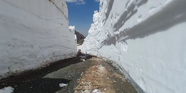 8 metrelik karda yol açma çalışması