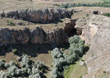 Uyuz hastaları bu gölde şifa arıyor