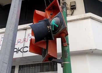Kırılan trafik lambası yayalara ve sürücülere zor anlar yaşatıyor
