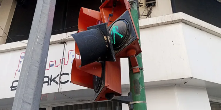 Kırılan trafik lambası yayalara ve sürücülere zor anlar yaşatıyor