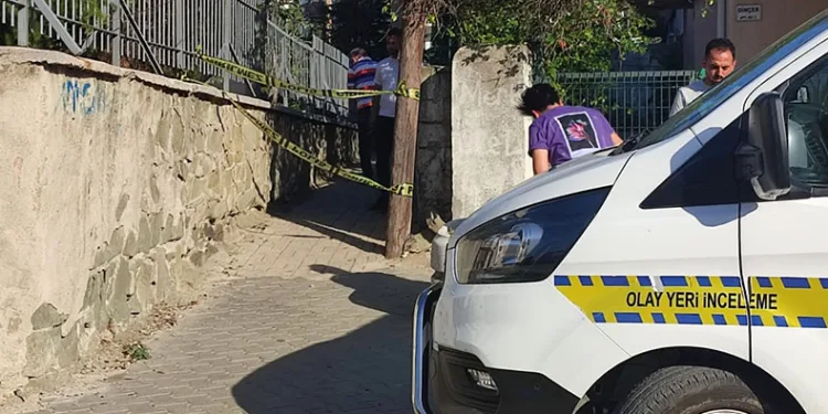 Silahla vurulan yaralıyı polis ekipleri hastaneye götürdü