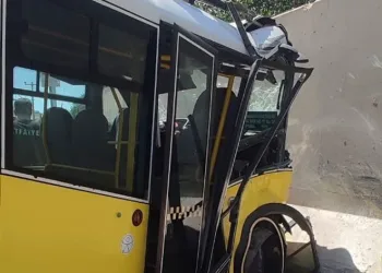 Mardin’de minibüs duvara çarptı