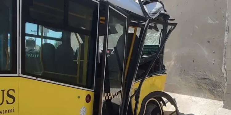 Mardin’de minibüs duvara çarptı