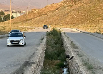 Yüksekova’da korkuluksuz kanal tehlike saçıyor