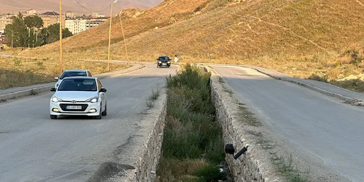 Yüksekova’da korkuluksuz kanal tehlike saçıyor