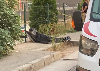 Kaldırımda ceset bulundu, polis cinayet şüphesiyle araştırma başlattı